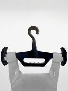 1个战术塑料衣架：重型多功能室内背心背包衣架。耐用塑料材质，防滑，多功能，适合军事爱好者和户外训练——用于展示战术背心——是军事收藏家和户外探险家的完美礼物。