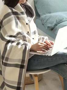 1件加厚双层格子法兰绒披肩毯，用途广泛，居家、办公皆宜，韩式风格可穿戴毯，孕妇裹巾，哺乳巾，保暖毯，送给妈妈的绝佳礼物，秋冬季可搭配连衣裙