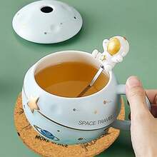 Tazza carina con motivo a astronauta, design a pianeta, rilievo spaziale, tazza da caffè in ceramica, coperchio originale con cucchiaio, adatta per caffè, tè e latte, divertente regalo di compleanno - Blu - Visualizzare 2