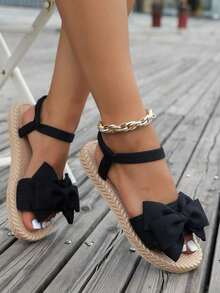 Breezelady Women's Two-Tone Bow Flat Sandals – A Perfect Blend Of Playful Charm And Everyday Comfort, Designed For The Modern, Style-Savvy Woman. Featuring A Bold, Textured Black Bow Accent That Adds A Sweet Yet Eye-Catching Touch, These Sandals Pair A Neutral Woven Footbed With Sleek Black Straps For Versatile Two-Tone Appeal. Crafted With Breathable Fabric And A Lightweight, Durable Sole, The Stretch Ankle Strap Ensures A Snug, Adaptable Fit For All Ankle Sizes, While The Cushioned Woven Footbed Keeps Feet Supported During Long Days. The Open-Toe Design Stays Cool In Summer Heat, Making Them Ideal For Casual Outings, Brunch Dates, Or Campus Strolls. Style Them With Distressed Denim Shorts For A Relaxed Weekend Vibe, Flowy Sundresses For A Feminine Brunch Look, Or Midi Skirts For Cute Casual Elegance. Perfect For College Students, Office Workers (For Laid-Back Fridays), And Anyone Who Loves Effortless, On-Fashion Footwear That Doesn't Sacrifice Comfort. - 黑色 - 查看 11