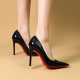 Tacones altos negros con suelas rojas