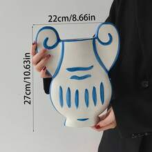 Cabin Kangaroo 1 chiếc bình hoa phong cách nghệ thuật hiện đại, lấy cảm hứng từ triết lý nghệ thuật của Klein, kết hợp các yếu tố của cột Ionic Hy Lạp, được vẽ tay hoàn toàn, là bình hoa nhựa thủ công chất lượng cao, vật trang trí bình hoa có giá trị nghệ thuật, bình trang trí không gian. - Nhiều màu - Xem 14