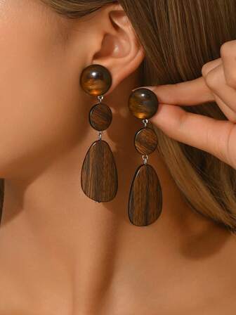 2 piezas Conjunto de pendientes de resina con diseños geométricos asimétricos elegantes y sexys, ondulados, de imitación de jade, florales multicolor, de grano de madera y ámbar floral con un pendiente de corazón dorado, adecuado para fiestas, vacaciones y uso diario. La resina tiene tonos y patrones multicolor, cada pieza es única. Puede haber marcas de molde o arañazos leves después del desmoldeo, lo cual es un fenómeno normal.