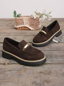 1 par de mocassins femininos de cor sólida, em tecido, com corrente metálica, ideais para uso externo em todas as estações. - Castanho - Ver 9