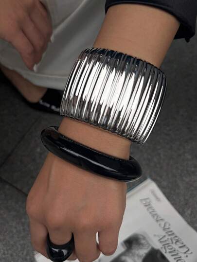 1 pieza Brazalete elegante y minimalista de mujer de plata, apilado con brazalete de resina negra, clásico y versátil para todas las ocasiones