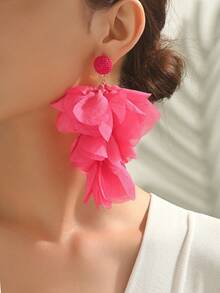 一对手工制作的亮粉色花瓣流苏耳环，时尚吸睛，适合女性佩戴，是派对、晚宴和其他场合的理想之选。 - 玫紅 - 查看 4