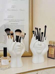 这款创意桌面收纳盒为一体式设计，采用塑料材质，不可盛水。它造型独特，功能多样，可用作笔筒、化妆刷收纳盒、装饰品、摆件或花盆。 - 白色 - 查看 5