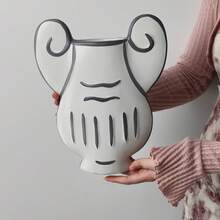 Cabin Kangaroo 1 chiếc bình hoa phong cách nghệ thuật hiện đại, lấy cảm hứng từ triết lý nghệ thuật của Klein, kết hợp các yếu tố của cột Ionic Hy Lạp, được vẽ tay hoàn toàn, là bình hoa nhựa thủ công chất lượng cao, vật trang trí bình hoa có giá trị nghệ thuật, bình trang trí không gian. - Nhiều màu - Xem 15