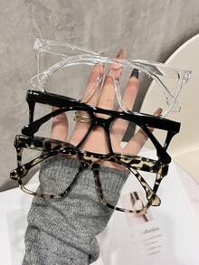 3 cặp kính mắt nam, có các màu đen, trong suốt và họa tiết da báo. Gọng kính được làm từ chất liệu TR. Kiểu kính thời trang vuông lớn trong suốt này phù hợp cho cả nam và nữ, có thể đeo quanh năm. - Trong sáng - Xem 5