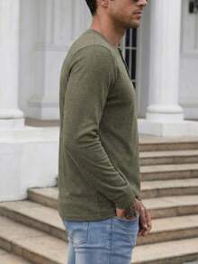 Playera tipo Henley manga larga para hombre color negro casual y cómoda | playera negra hombre, playera manga larga hombre, playera henley hombre, camiseta negra casual, ropa básica hombre, playera cuello redondo con botones, moda masculina casual, playera algodón hombre, camiseta larga hombre, playera básica negra. - Verde Oliva - Ver 2