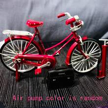 精致复古合金自行车模型摆件，DIY自行车装饰，迷你自行车摆件，非常精美的收藏品，家居装饰，办公装饰，新年装饰。也是一份很棒的新年礼物。（由于光线原因，可能存在色差；自行车上的字母以及气筒的款式和颜色随机。）