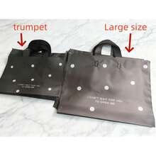 20 piezas Bolsas de tote de regalo de plástico grueso, bolsas de compras reutilizables con acabado mate, negro y blanco, adecuadas para recuerdos de fiesta, embalaje impermeable, patrón de lunares redondos, gran capacidad para ropa, compras de mujeres, cumpleaños, boda, San Valentín, despedida de soltera, ducha nupcial, Halloween, Navidad