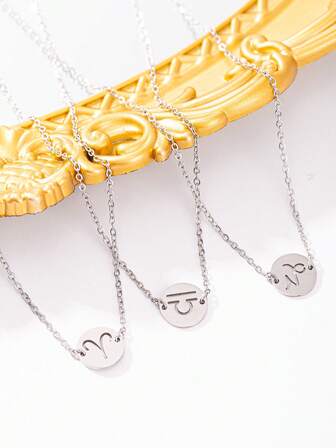 这款简约时尚的女士项链配有十二生肖符号吊坠，非常适合日常佩戴，或作为生日礼物送给女友或闺蜜。（温馨提示：吊坠悬挂方式随机。）