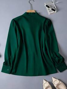 女士优雅缎面白色长袖休闲衬衫，百搭通勤上衣，领口饰有蝴蝶结 - 纯色，适合所有季节，可机洗，不透，面料柔软透气，外观精致，缎面质感，适合办公室和日常穿着，春季百搭。 - 墨綠色 - 查看 9