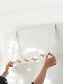 1个免钻孔门挂钩，创意卧室门挂钩，收纳整理神器，可挂外套、围巾、帽子、包包、毛巾、衣物等，无需工具，直接挂在门上，简单方便。充分利用空间：巧妙利用门后的闲置空间，让您的卧室、浴室和门厅瞬间整洁有序。情人节促销