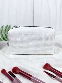 定制刺绣多功能收纳包 - 健身化妆包、洗漱包、伴娘包。采用华夫格面料，拉链封口，方便户外旅行、通勤和健身使用，小巧便携。可收纳化妆品、护肤品、洗漱用品和日常必需品，时尚个性化设计。是理想的伴娘礼物和必备的旅行/健身配件，兼具定制性、实用性和多功能性。 - 彩色 - 查看 14