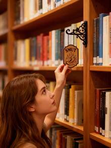 1件装 YOPPIX 书角酒馆标志牌 - 中世纪风格书架装饰，带悬挂支架，趣味书籍类型分隔牌，适用于家庭图书馆、书架整理和阅读角装饰