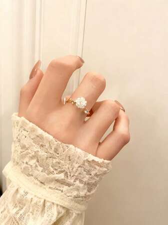 Anillo abierto de rosa blanca elegante - Diseño de centro transparente de 5 pétalos, banda de boda minimalista y exquisita joyería de mujer, cómoda para usar todo el año, perfecta para cumpleaños, aniversarios, regalos de dama de honor, anillo de estilo bohemio único, perfecto para usar en capas o solo, joyería de mujer de moda