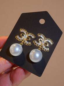 Court-style Pearl Earrings