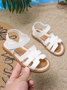 女童白色夏季平底凉鞋，专为女孩设计！采用柔软舒适的白色皮革。这款时尚的白色凉鞋为活泼的女孩提供全天候的舒适穿着体验。经典的设计可与任何服饰搭配。可调节鞋带，打造专属贴合感。经久耐穿，易于穿脱。适合海滩、派对、野餐等各种场合。夏季衣橱必备单品！