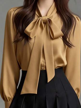 Elegant vit långärmad skjorta i satin för kvinnor, mångsidig pendlarblus med fluga i kragen - Enfärgad, lämplig för alla årstider, maskintvättbar, icke-transparent, mjukt och andningsbart tyg, raffinerad satinstruktur, lämplig för kontor och vardagsbruk