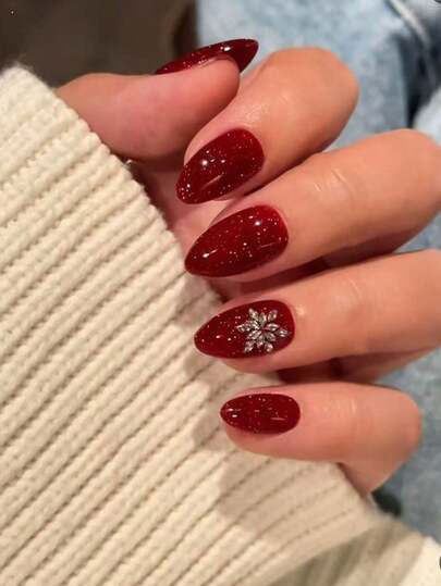 10张手工制作的杏仁形美甲贴纸，颜色分别为红色、紫色和粉色，均饰以粗闪粉，闪闪发光，引人注目，尖头设计。点缀白色马眼水钻和DIY雪花装饰。亮红色美甲、紫色美甲、粉色闪光美甲。简约、优雅、时尚、高品质。适合成熟和青春两种风格，适合任何场合，易于移除/按压式美甲贴纸。美甲用品