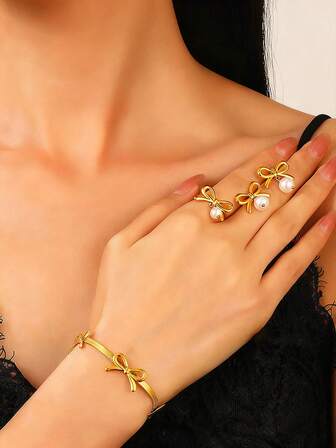 一套不锈钢蝴蝶结耳环、戒指、手链首饰套装，简约设计，时尚活力，适合日常佩戴和通勤。