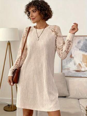 优雅女士长袖针织连衣裙，圆领A字廓形，饰以刺绣蕾丝网纱细节，及膝长度