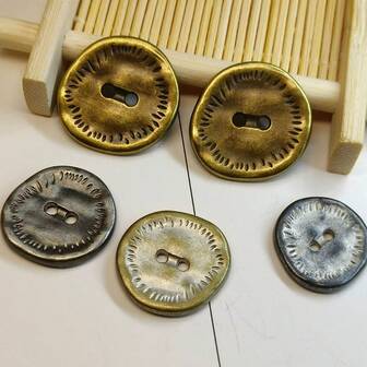 10 Pieces / 15mm Handcrafted Vintage Distressed Metal Buttons, Antique Coin Design, Asymmetric Double Holes, Cowboy And Chinese Style, Suitable For Clothing, Hair Accessories, Bags, Belts, Hats, Scarves, DIY Sewing Supplies, Home Textile Decoration