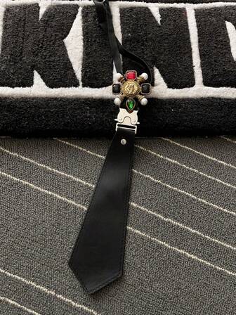 1条休闲纯色几何图案PU皮领带，饰有彩色水钻和仿珍珠，女孩肖像