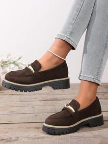 1 par de mocassins femininos de cor sólida, em tecido, com corrente metálica, ideais para uso externo em todas as estações. - Castanho - Ver 15