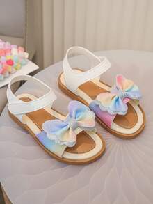 一双儿童/女孩蝴蝶结凉鞋，色彩缤纷的蝴蝶结，白色皮革，柔软舒适，轻便透气，是夏季的理想之选！这款可爱的露趾凉鞋配有可调节的踝带，确保穿着稳固。为任何装扮增添一抹亮丽色彩。透气内衬让小脚丫保持干爽舒适。