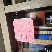 1件复古2D阅读记录悬挂式书架装饰 - 年度阅读追踪器，最多可记录999本书，悬挂式书架计数器书籍装饰，爱书人士悬挂配件，读者必备阅读角标牌（1块板，30个替换号码牌，2个钥匙扣，2个吸盘） - 粉色 - 查看 4