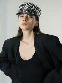 CHICVUE 1 pezzo Berretto alla marinara stile punk con stampa leopardata, decorato con borchie metalliche, fibbia in pelle e decorazione a ragno, cappellino da giornalaio in pelle PU invecchiata, regalo di Natale per coppie con design unico adatto tutto l'anno - A - Visualizzare 3