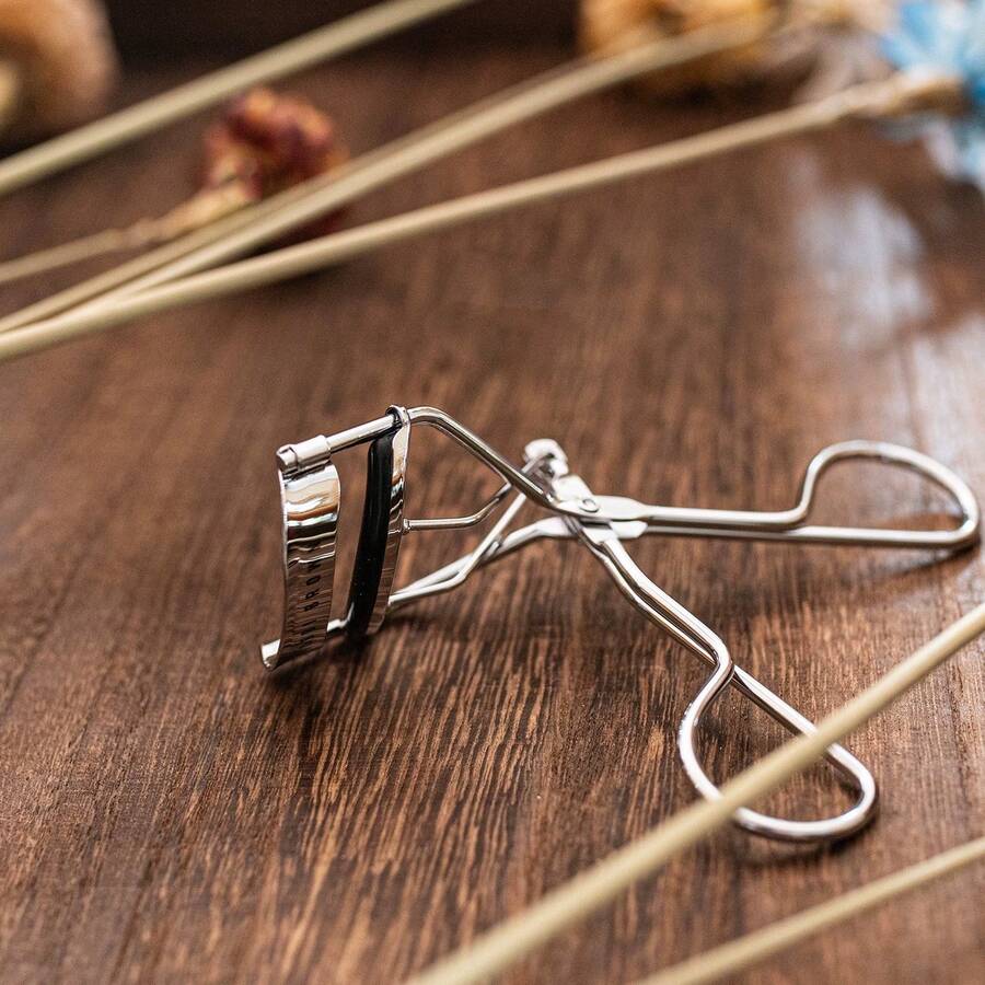 Bobbi Brown Naturally Curled Eyelash Curler, Long-Lasting Portable Eyelash Curler, Makeup Tool - Bright Silver - View 1