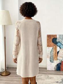 Đầm dệt kim dáng chữ A thoải mái dành cho nữ, chất liệu co giãn vừa phải, cổ tròn, kết hợp với tay áo dài bằng lưới phối màu tương phản đẹp mắt. - Màu be - Xem 4