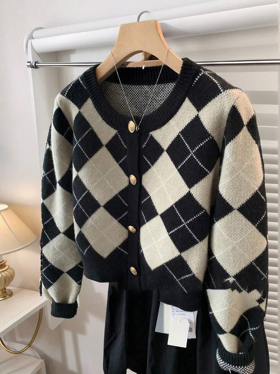 JIANHU Áo khoác cardigan dệt kim họa tiết Argyle cổ điển với chi tiết cúc vàng, hoàn hảo cho các lễ hội mùa thu và mùa đông, thanh lịch nhưng ấm áp cho các buổi tụ họp ngày lễ | Ấm áp và đa năng cho Giáng sinh, tiệc năm mới và trang phục hàng ngày | Màu đen | Kỳ nghỉ - màu đen - Xem 1