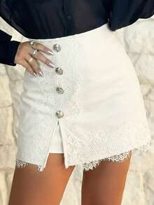 ChicMe 女士侧开衩金属纽扣装饰PU迷你裙，撞色蕾丝A字裙裤搭配短裤，休闲时尚街头风派对装扮 - 白色 - 查看 1