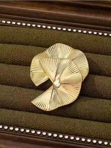 The Folding Fan Light And Shadow Brooch Features A Three-Dimensional Geometric Splicing And A Wind-Moving Fan Blade Design, Adding The Finishing Touch To A Daily Coat And Presenting An Oriental Minimalist Gift - brooch - View 3
