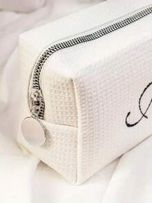 定制刺绣多功能收纳包 - 健身化妆包、洗漱包、伴娘包。采用华夫格面料，拉链封口，方便户外旅行、通勤和健身使用，小巧便携。可收纳化妆品、护肤品、洗漱用品和日常必需品，时尚个性化设计。是理想的伴娘礼物和必备的旅行/健身配件，兼具定制性、实用性和多功能性。 - 彩色 - 查看 11