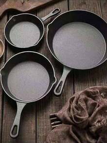 黑色铸铁煎锅、平底锅和炖锅套装。适用于厨房，包含烤盘、托盘、煎锅和烹饪锅。也是汽车配件和露营的理想之选。