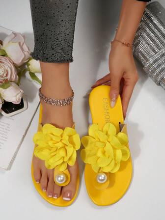 一双优雅的金色金属皮革花朵珍珠装饰凉鞋，时尚百搭，适合度假、海滩和夏季穿着。