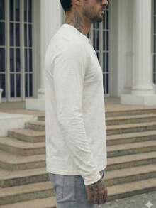 Playera tipo Henley manga larga para hombre color negro casual y cómoda | playera negra hombre, playera manga larga hombre, playera henley hombre, camiseta negra casual, ropa básica hombre, playera cuello redondo con botones, moda masculina casual, playera algodón hombre, camiseta larga hombre, playera básica negra. - Crema - Ver 2