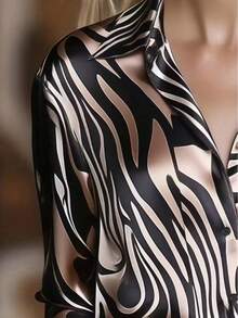Camisa feminina elegante com estampa de leopardo para o trabalho, estampa total, fechamento por botões, ideal para o escritório e férias. - Preto - Ver 3