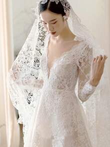 Elegant White Lace Deep V-Neck Trailing Wedding Dress