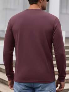 Playera tipo Henley manga larga para hombre color negro casual y cómoda | playera negra hombre, playera manga larga hombre, playera henley hombre, camiseta negra casual, ropa básica hombre, playera cuello redondo con botones, moda masculina casual, playera algodón hombre, camiseta larga hombre, playera básica negra. - Burdeos - Ver 2