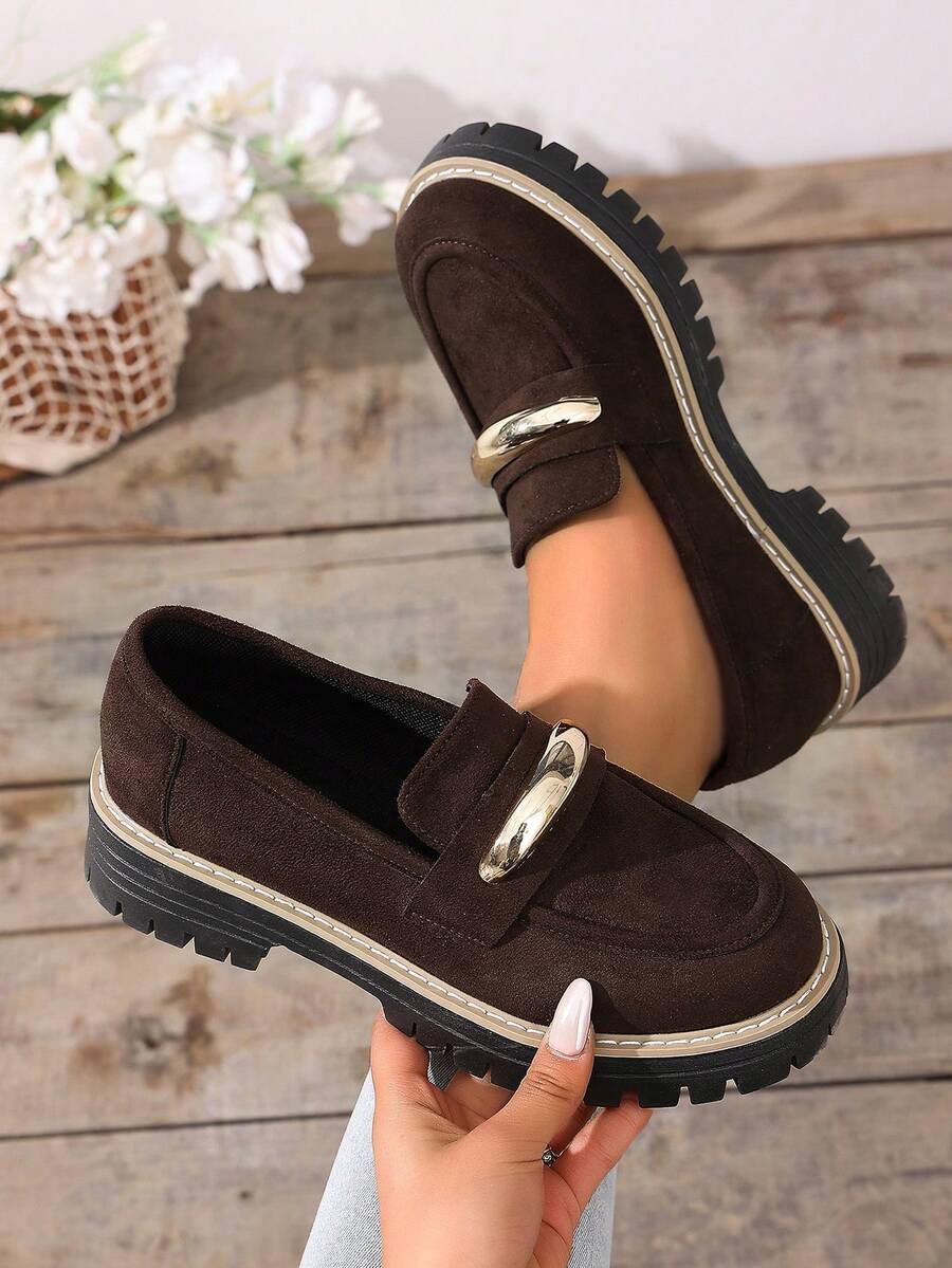 1 par de mocassins femininos de cor sólida, em tecido, com corrente metálica, ideais para uso externo em todas as estações. - Castanho - Ver 1