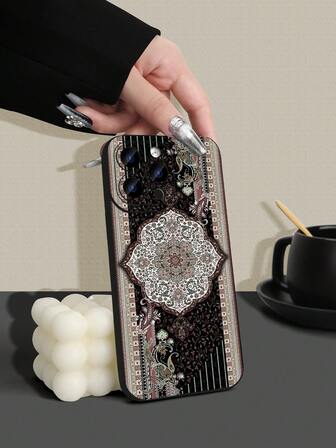 Capa de telefone de luxo, à prova de choque, com design de tema de padrão de mandala floral intrincado e ornamentado com borda em Bottom preto, design elegante, personalizado, popular e fashionável, com proteção contra saliência da lente, compatível com iPhone 17/17Pro/17Pro Max, 16, 15, 14, 13, 12, 11 Plus/Pro Max e Séries, e compatível com a Série S/A da Galaxy