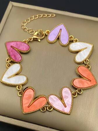 1条时尚渐变色心形手链，轻盈奢华，百搭款式，适合日常佩戴。