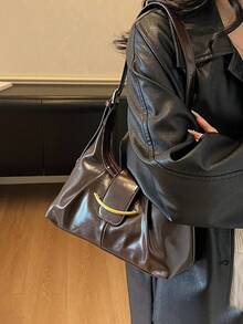 现代简约高端女士单肩包，配金属配件；时尚小众褶皱设计单肩/腋下包；新款秋冬咖啡色可调节肩带手提包，适合大学生日常购物，轻便 - 咖啡棕 - 查看 4